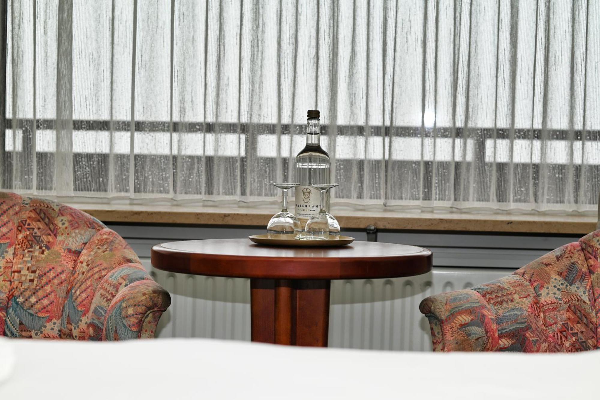 Strandhotel Salty Busum Exterior photo